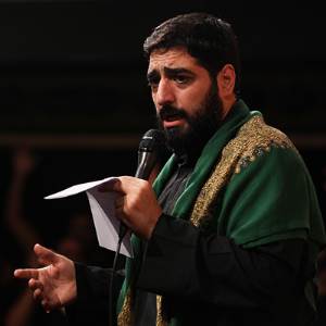 سید مجید بنی فاطمه کنار سجاده نشسته همیشه سرگرم دعاشه